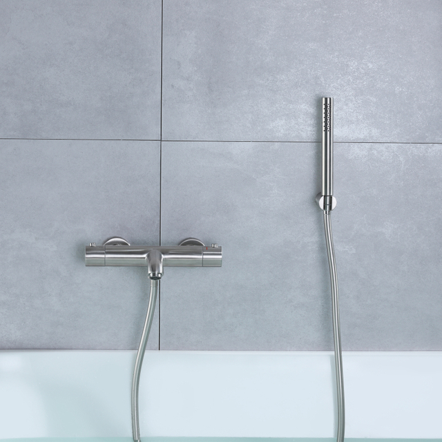 Sistemas termostáticos del grifo de la ducha y de la tina del cuarto de baño negro mate moderno del oro