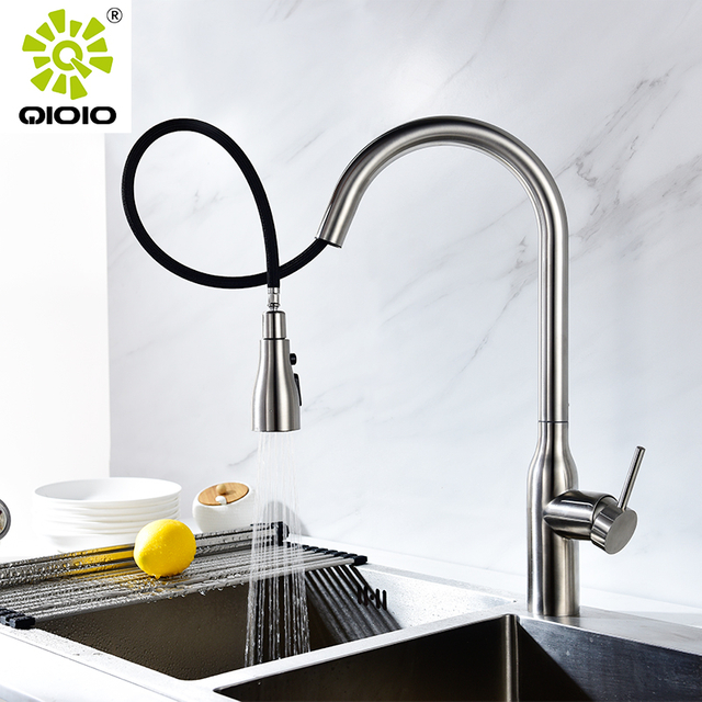 Grifo de fregadero de cocina abatible mixto frío y caliente dorado cepillado moderno