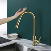 Grifo de cocina moderno con sensor táctil abatible de una sola manija de oro cepillado