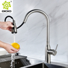 Grifo de fregadero de cocina abatible mixto frío y caliente dorado cepillado moderno