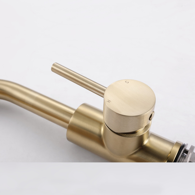 Grifo de lavabo de tres vías pequeño para baño de oro cepillado de acero inoxidable 304