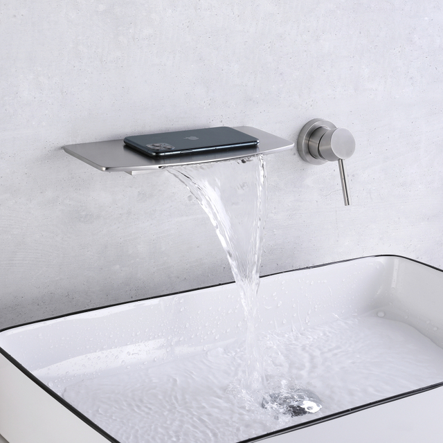 Grifos de lavabo de baño de una sola manija de cascada de montaje en pared de oro cepillado de acero inoxidable 304